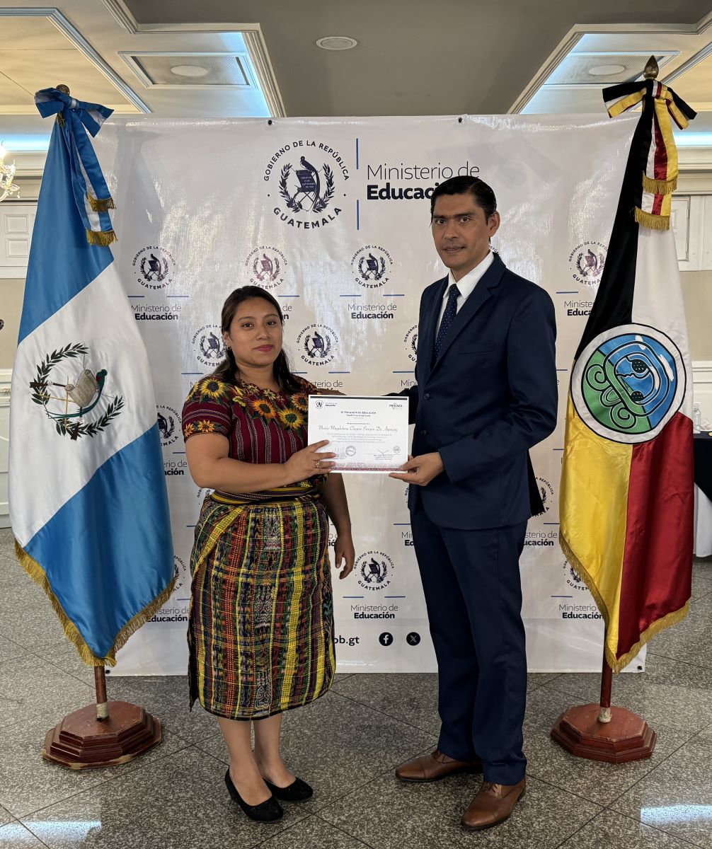 Docente de PRONEA recibiendo diploma de reconocimiento
