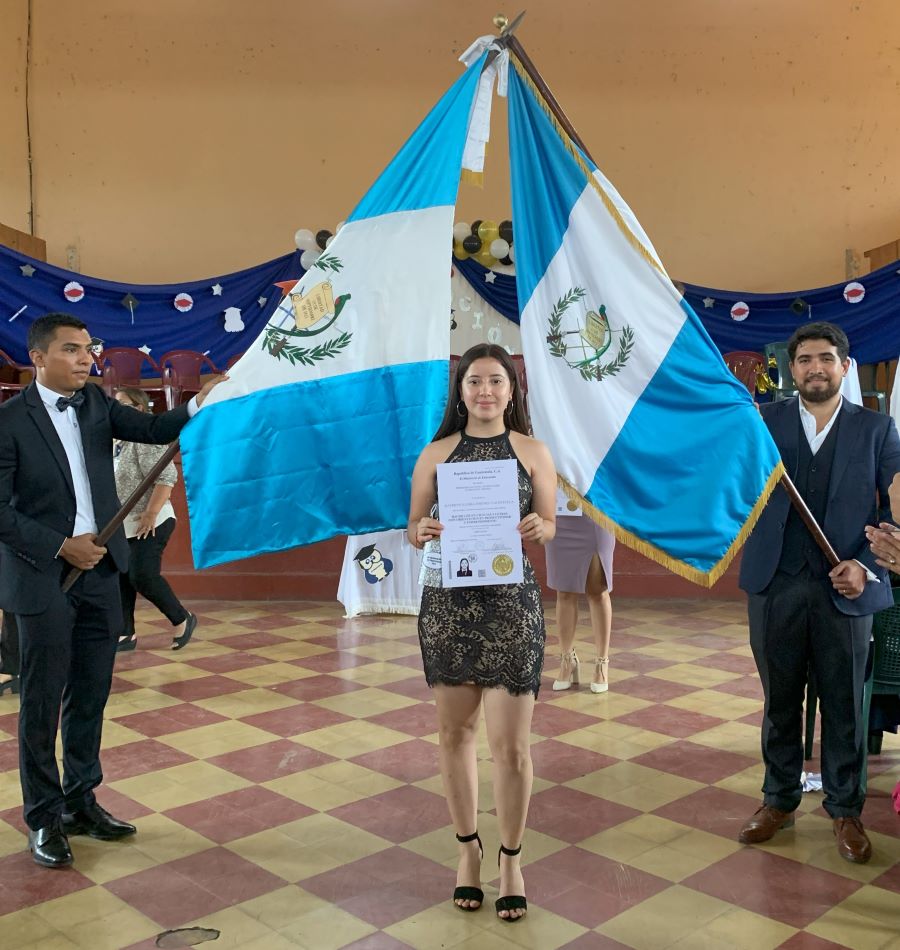 Estudiante mostrando su titulo de Bachiller