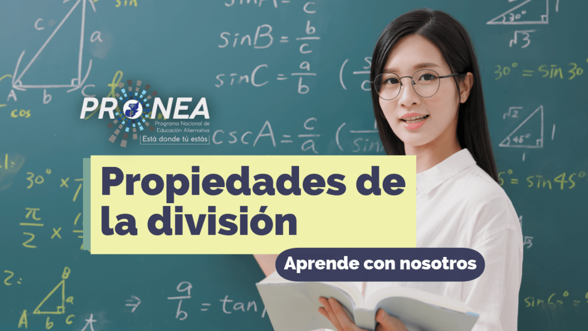 Una maestra está delante de un pizarra llena de operaciones. Presenta el tema "Propiedades de la división". Se lee la leyenda "Aprende con nosotros" del Programa Nacional de Educación Alternativa (PRONEA).