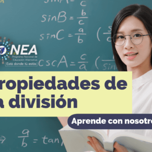 Una maestra está delante de un pizarra llena de operaciones. Presenta el tema "Propiedades de la división". Se lee la leyenda "Aprende con nosotros" del Programa Nacional de Educación Alternativa (PRONEA).