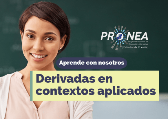 Una maestra está enfrente de un pizarrón. Presenta el tema "Derivadas en contextos aplicados". Se lee la leyenda "Aprende con nosotros" del Programa Nacional de Educación Alternativa (Pronea).