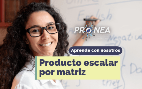 producto escapar por matriz Una maestra enseña con un pizarrón. Presenta el tema "Producto escalar por matriz". Se lee la leyenda "Aprende con nosotros" del Programa Nacional de Educación Alternativa (Pronea).