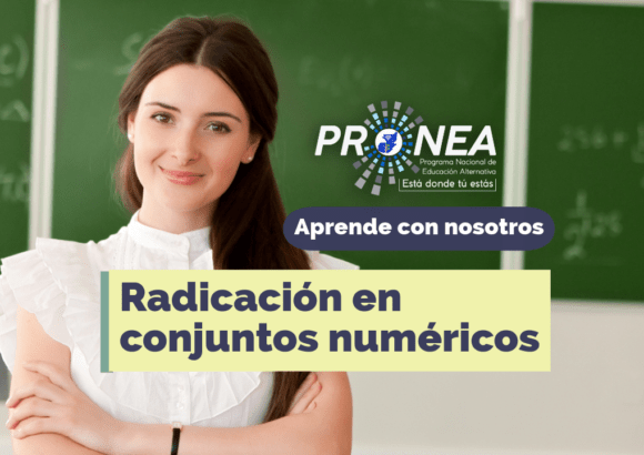 Una maestra con los brazos cruzados. Presenta el tema "Radicación en conjuntos numéricos". Se lee la leyenda "Aprende con nosotros" del Programa Nacional de Educación Alternativa (Pronea).