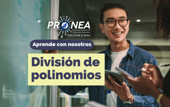 Un profesor explica el tema "División de polinomios". Se lee "aprende con nosotros", del Programa Nacional de Educación Alternativa (PRONEA).