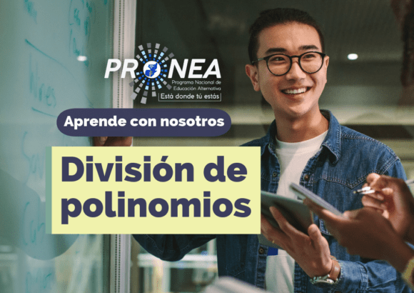Un profesor explica el tema "División de polinomios". Se lee "aprende con nosotros", del Programa Nacional de Educación Alternativa (PRONEA).
