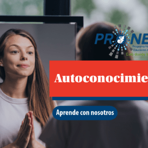 Una chica se mira a sí misma frente al espejo. Se presenta el tema "Autoconocimiento". Se lee la leyenda "Aprende con nosotros", del Programa Nacional de Educación Alternativa (Pronea).