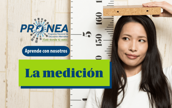 Una chica mide su altura. Se presenta el tema "La medición". Se lee "Aprende con nosotros" del Programa Nacional de Educación Alternativa (Pronea).