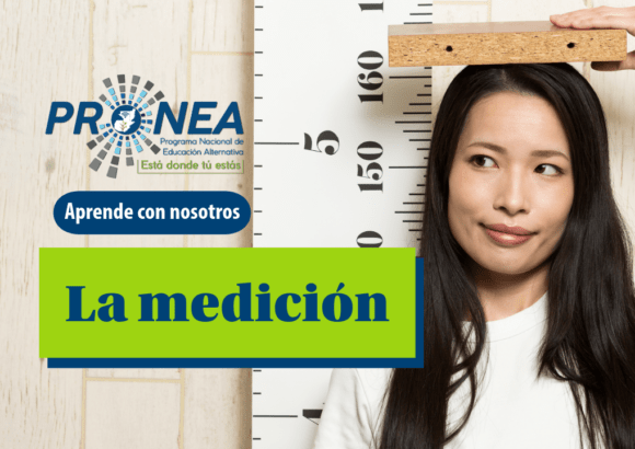 Una chica mide su altura. Se presenta el tema "La medición". Se lee "Aprende con nosotros" del Programa Nacional de Educación Alternativa (Pronea).