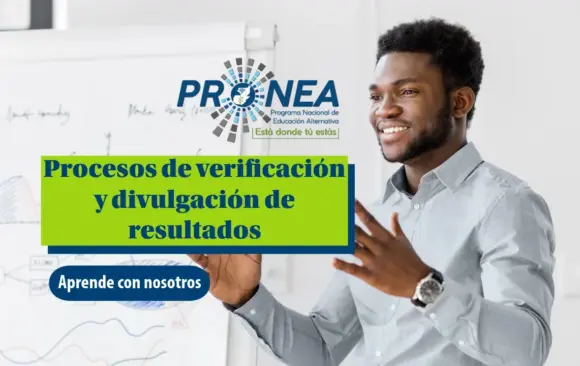 Un profesor está explicando un tema con una sonrisa. Se presenta "Proceso de verificación y divulgación de resultados". Se lee "Aprende con nosotros", del Programa Nacional de Educación Alternativa (PRONEA).