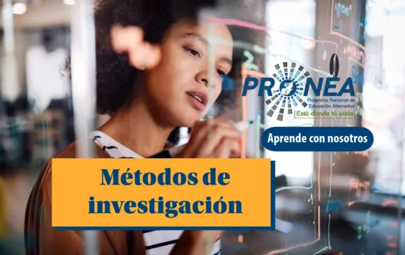 Una chica analiza unos datos en un pizarrón. Se presenta el tema "métodos de investigación histórica". Se lee "aprende con nosotros", del Programa Nacional de Educación Alternativa (PRONEA).