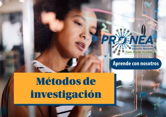 Una chica analiza unos datos en un pizarrón. Se presenta el tema "métodos de investigación histórica". Se lee "aprende con nosotros", del Programa Nacional de Educación Alternativa (PRONEA).