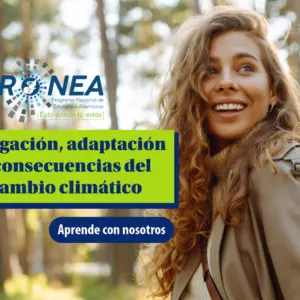 Es una chica con el pelo largo. Está sonriendo y se encuentra en un bosque. Se presenta el tema "Mitigación, adaptación y consecuencias del cambio climático". Se lee "Aprende con nosotros", del Programa Nacional de Educación Alternativa (Pronea).