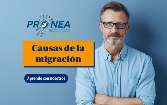 Un señor con barba y lentes tiene los brazos cruzados. Se presenta el tema "causas de la migración". Se lee "aprende con nosotros", del Programa Nacional de Educación Alternativa (Pronea).