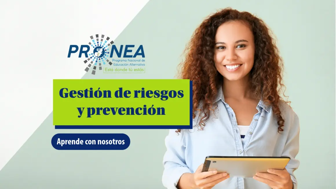 Una chica sostiene una tablet con las manos. Está sonriendo. Se presenta el tema "Gestión de riesgos y prevención". Se lee "Aprende con nosotros", del Programa Nacional de Educación Alternativa (Pronea).