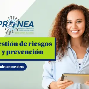 Una chica sostiene una tablet con las manos. Está sonriendo. Se presenta el tema "Gestión de riesgos y prevención". Se lee "Aprende con nosotros", del Programa Nacional de Educación Alternativa (Pronea).