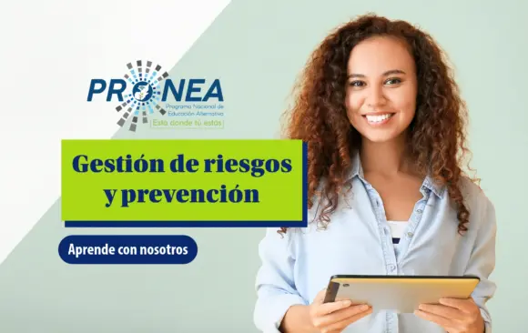 Una chica sostiene una tablet con las manos. Está sonriendo. Se presenta el tema "Gestión de riesgos y prevención". Se lee "Aprende con nosotros", del Programa Nacional de Educación Alternativa (Pronea).